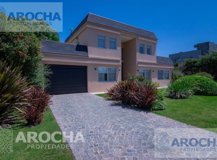 Casa · 170m² · 5 Ambientes · 6 Cocheras