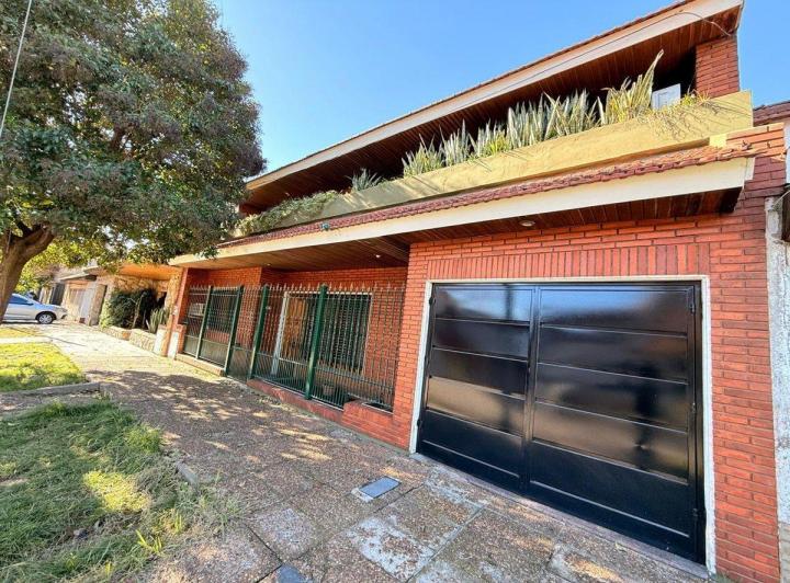 Casa · 190m² · 4 Ambientes · 1 Cochera