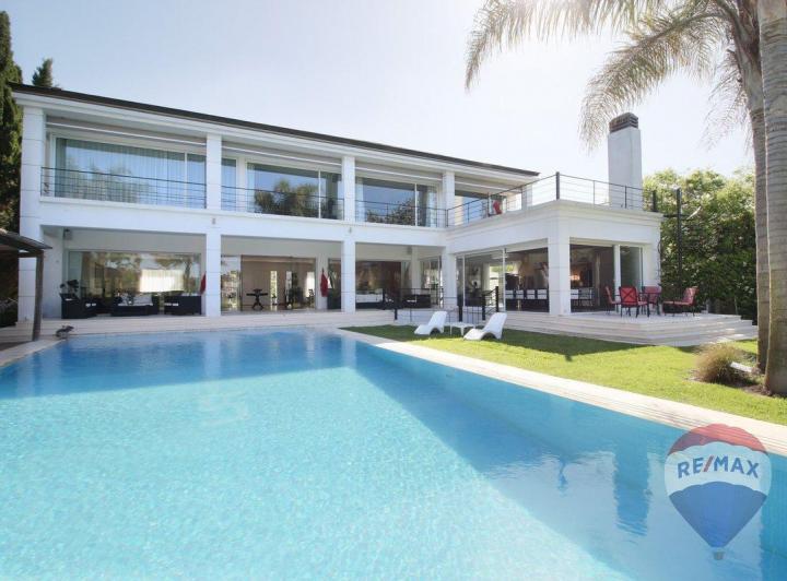 Casa · 890m² · 7 Ambientes · 3 Cocheras