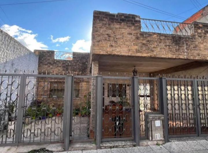 Casa · 360m² · 8 Ambientes · 1 Cochera