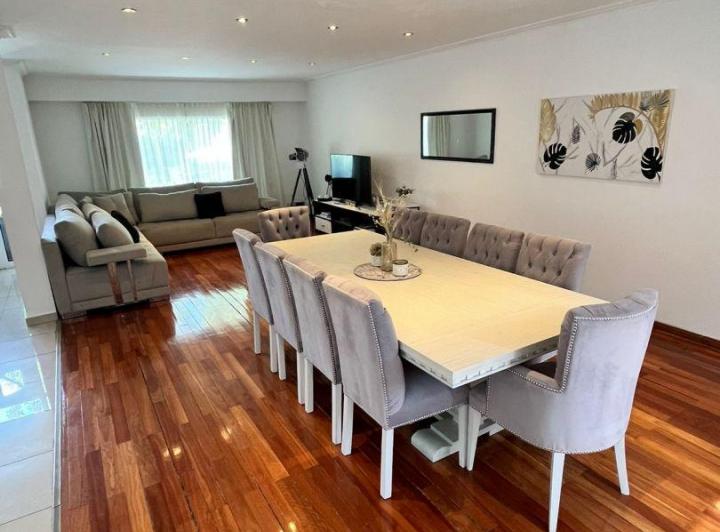 Casa · 330m² · 6 Ambientes · 2 Cocheras