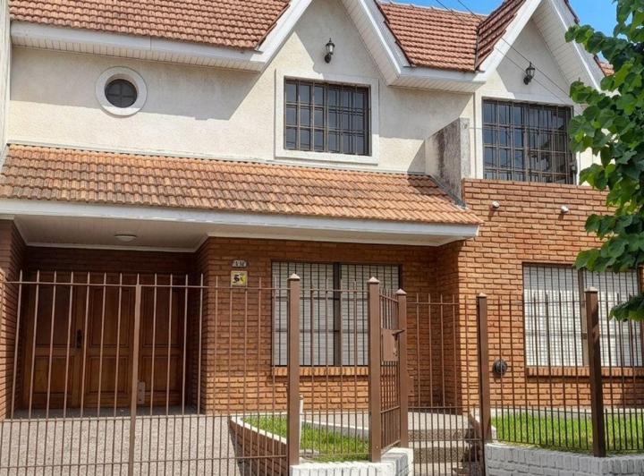 Casa · 200m² · 5 Ambientes · 2 Cocheras