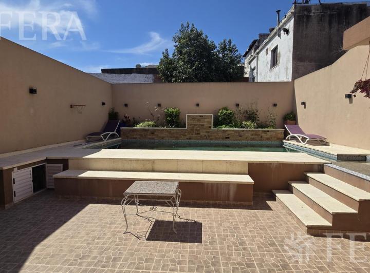 Casa · 220m² · 5 Ambientes · 1 Cochera