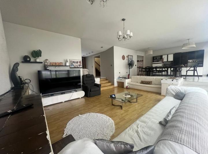Casa · 800m² · 7 Ambientes · 6 Cocheras