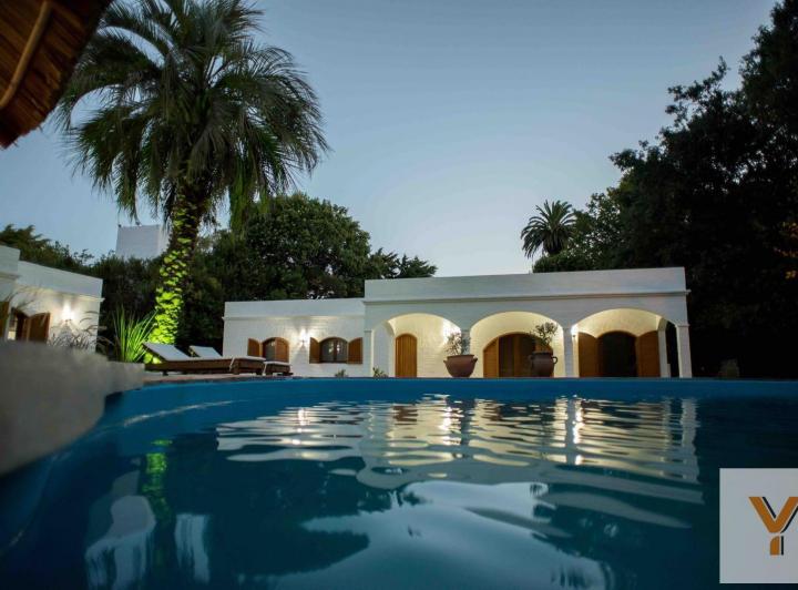 Casa · 450m² · 8 Ambientes · 4 Cocheras