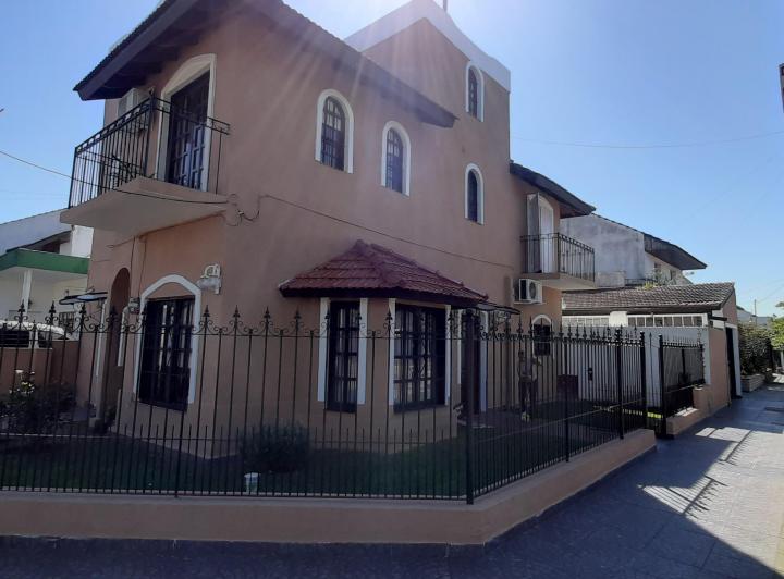 Casa · 200m² · 4 Ambientes · 2 Cocheras