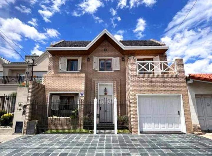 Casa · 295m² · 5 Ambientes · 2 Cocheras