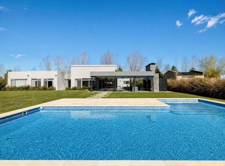 Casa · 255m² · 5 Ambientes · 6 Cocheras