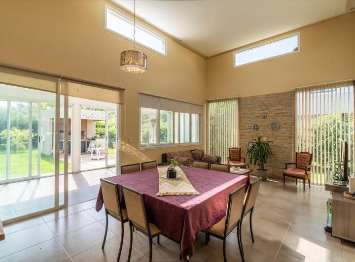 Casa · 180m² · 5 Ambientes · 2 Cocheras