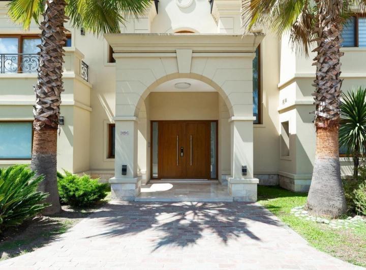 Casa · 680m² · 7 Ambientes · 4 Cocheras