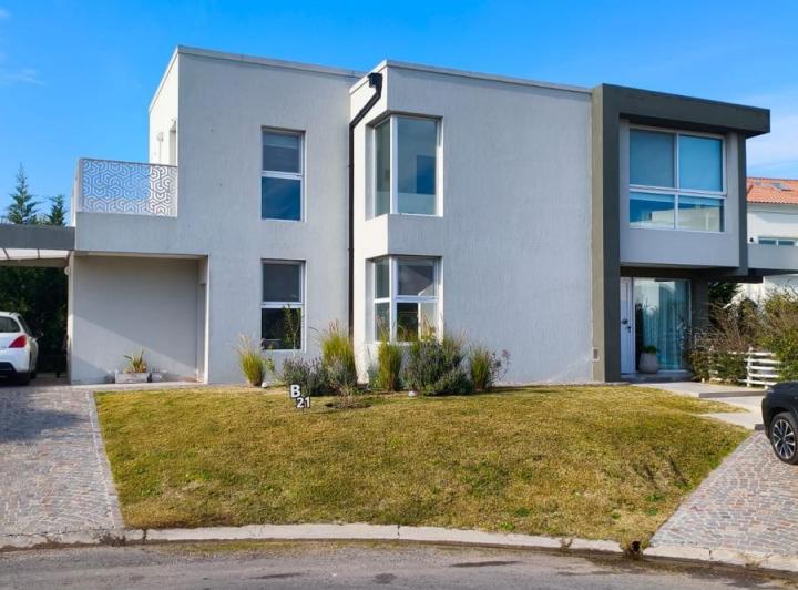 Casa · 160m² · 5 Ambientes · 2 Cocheras