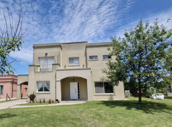 Casa · 170m² · 5 Ambientes · 2 Cocheras