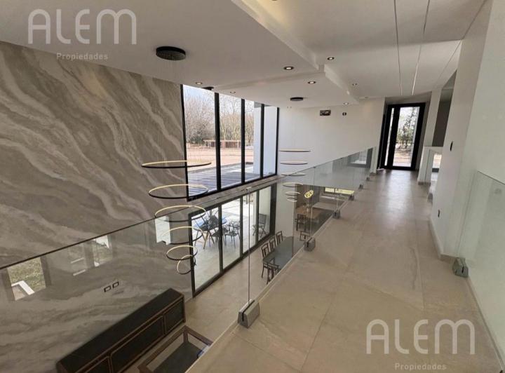Casa · 337m² · 5 Dormitorios · 4 Cocheras