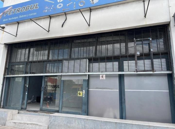 Local comercial · 208m² · 3 Cocheras