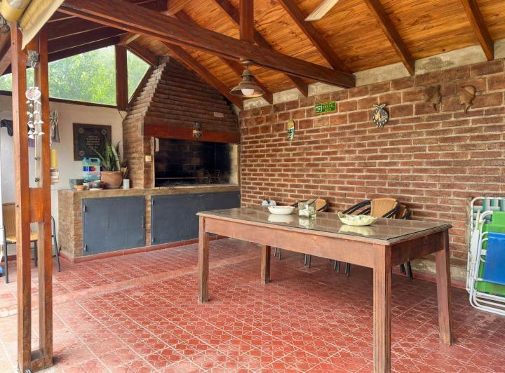 Casa · 220m² · 7 Ambientes · 4 Cocheras
