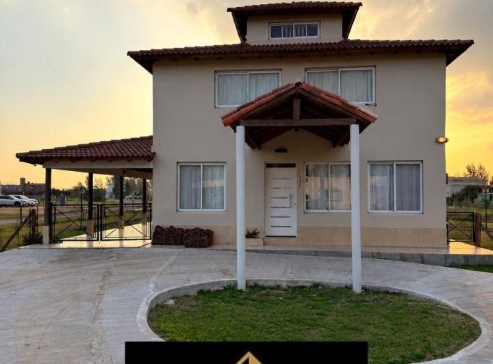 Casa · 200m² · 6 Ambientes · 3 Cocheras