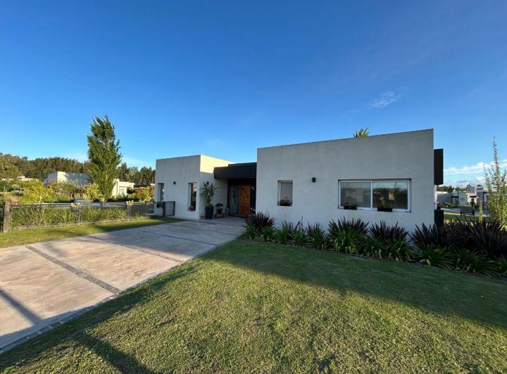 Casa · 192m² · 5 Ambientes · 2 Cocheras