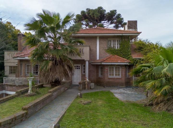 Casa · 280m² · 6 Ambientes · 2 Cocheras