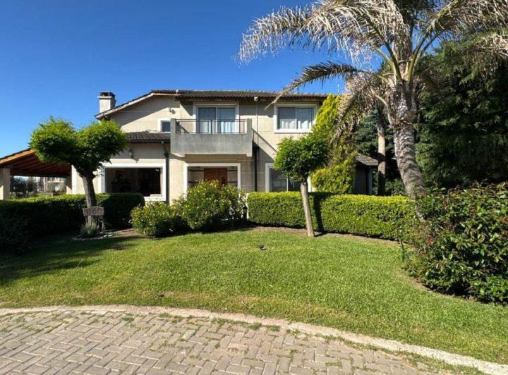 Casa · 200m² · 8 Ambientes · 3 Cocheras