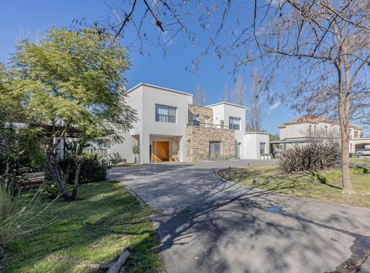 Casa · 500m² · 6 Ambientes · 4 Cocheras