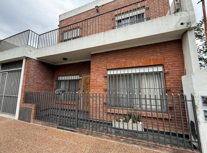 Casa · 143m² · 6 Ambientes · 2 Cocheras