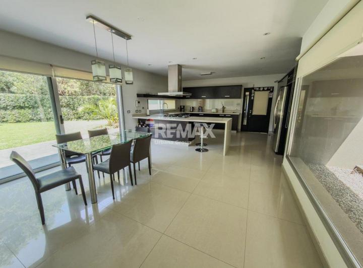 Casa · 336m² · 4 Ambientes · 2 Cocheras