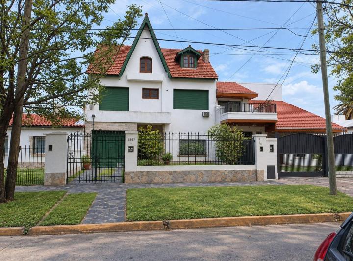 Casa · 227m² · 7 Ambientes · 1 Cochera
