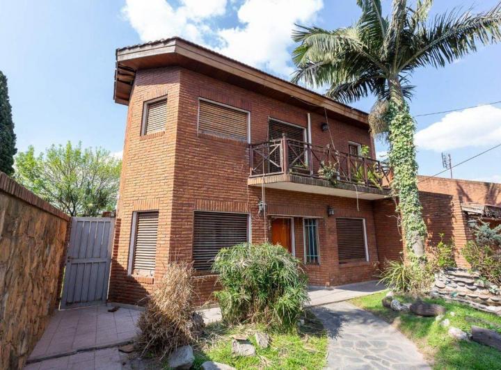 Casa · 328m² · 7 Ambientes · 2 Cocheras