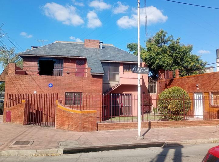 Casa · 150m² · 5 Ambientes · 2 Cocheras