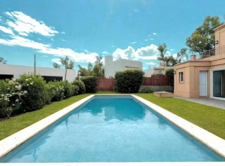 Casa · 236m² · 5 Ambientes · 2 Cocheras