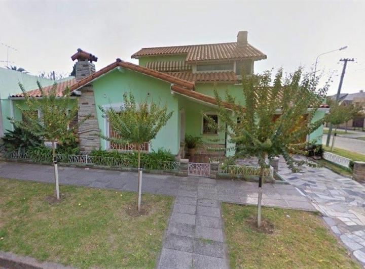Casa · 220m² · 4 Ambientes · 1 Cochera