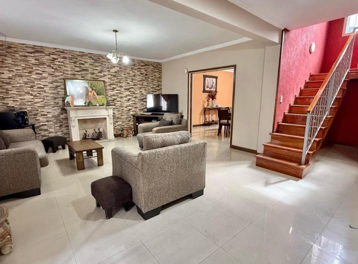 Casa · 256m² · 4 Ambientes · 2 Cocheras