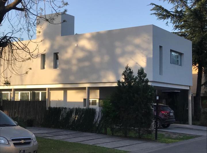 Casa · 190m² · 5 Ambientes · 4 Cocheras