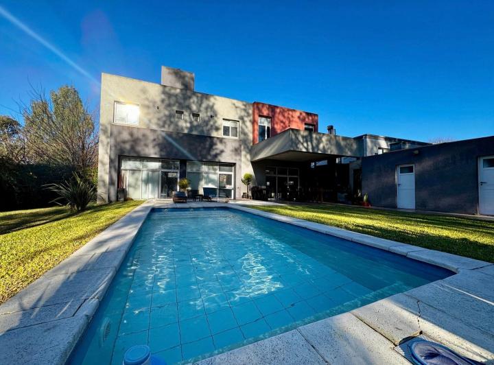 Casa · 196m² · 5 Ambientes · 2 Cocheras