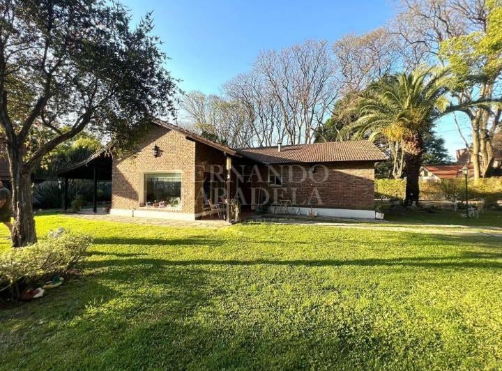 Casa · 250m² · 4 Ambientes · 4 Cocheras