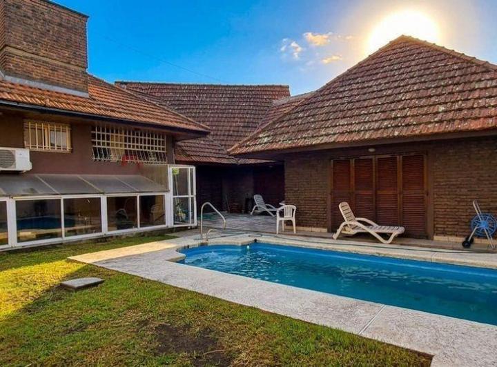 Casa · 280m² · 5 Ambientes · 3 Cocheras