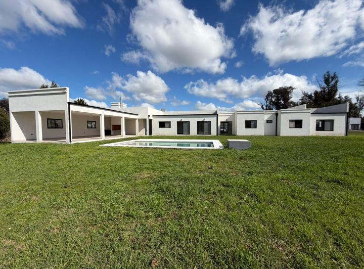 Casa · 277m² · 5 Ambientes · 3 Cocheras