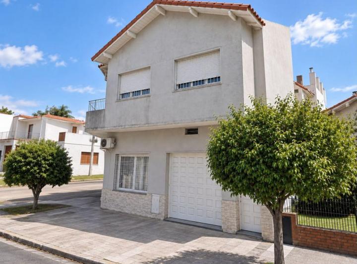 Casa · 200m² · 5 Ambientes · 1 Cochera
