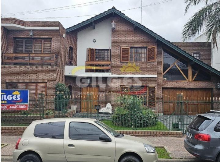 Casa · 360m² · 5 Ambientes · 2 Cocheras