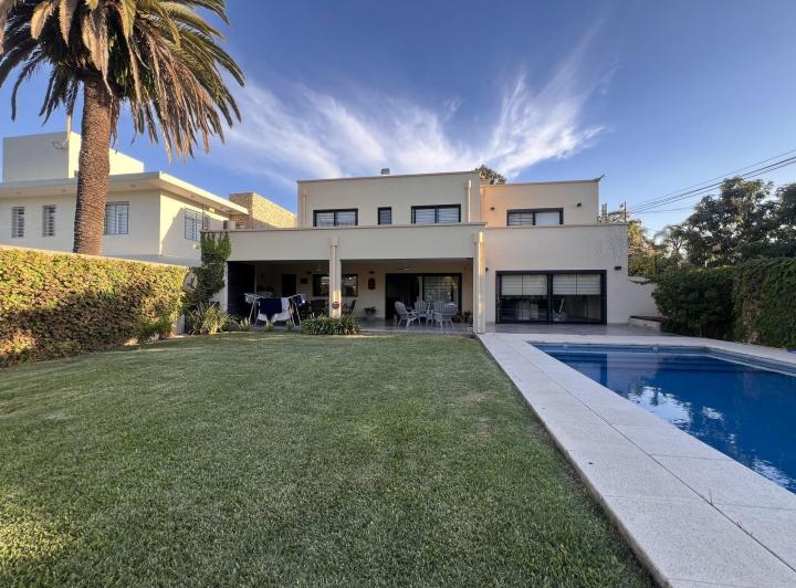 Casa · 400m² · 5 Ambientes · 4 Cocheras