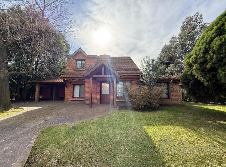 Casa · 700m² · 5 Ambientes · 1 Cochera