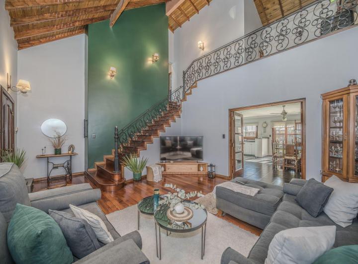 Casa · 232m² · 5 Ambientes · 2 Cocheras