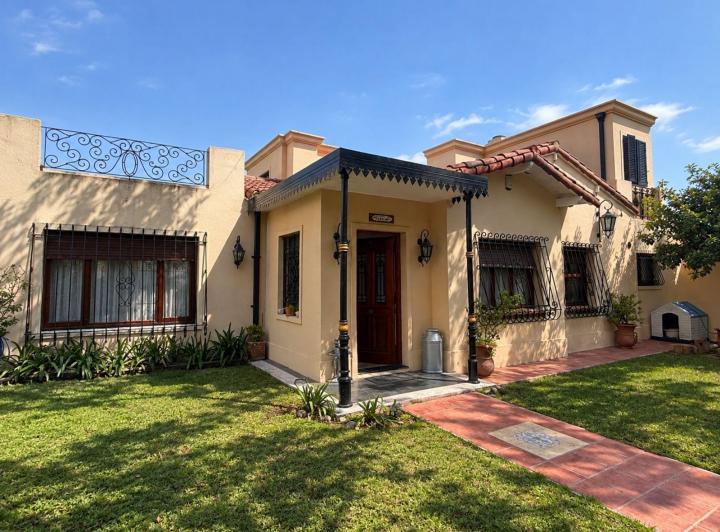 Casa · 250m² · 7 Ambientes · 1 Cochera