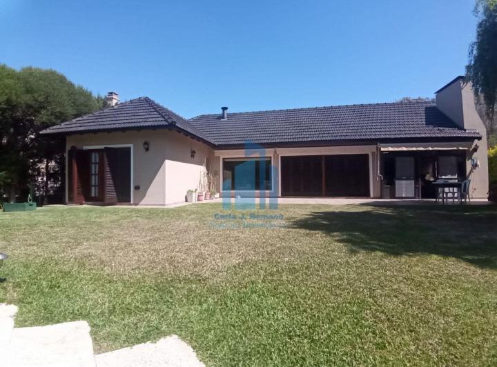 Casa · 220m² · 4 Ambientes · 2 Cocheras