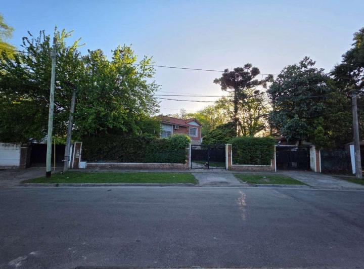Casa · 470m² · 6 Ambientes · 3 Cocheras