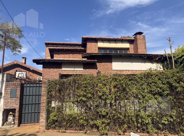 Casa · 300m² · 6 Ambientes · 1 Cochera