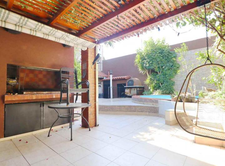 Casa · 252m² · 7 Ambientes · 2 Cocheras