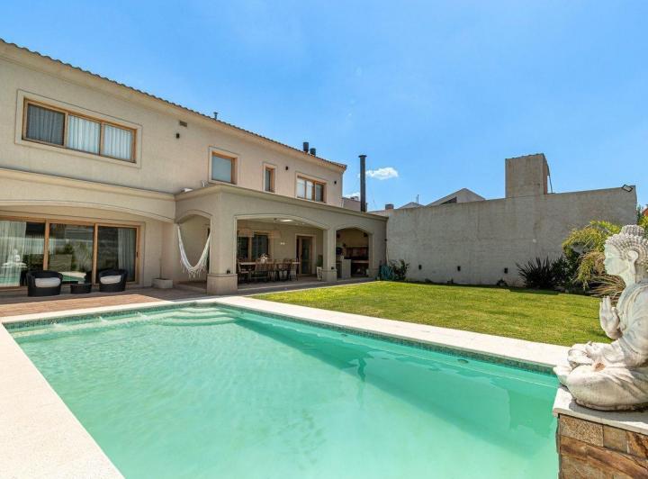Casa · 410m² · 4 Ambientes · 2 Cocheras