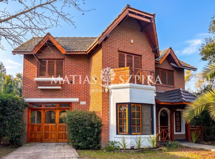 Casa · 145m² · 5 Ambientes · 2 Cocheras