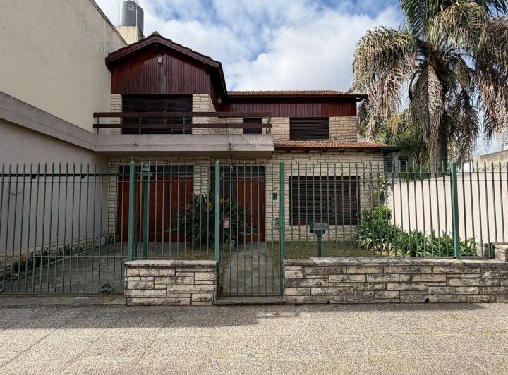 Casa · 178m² · 5 Ambientes · 2 Cocheras